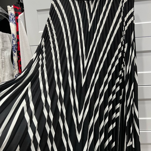 Black & Chevron print pleated skirt - Picture 2 of 3